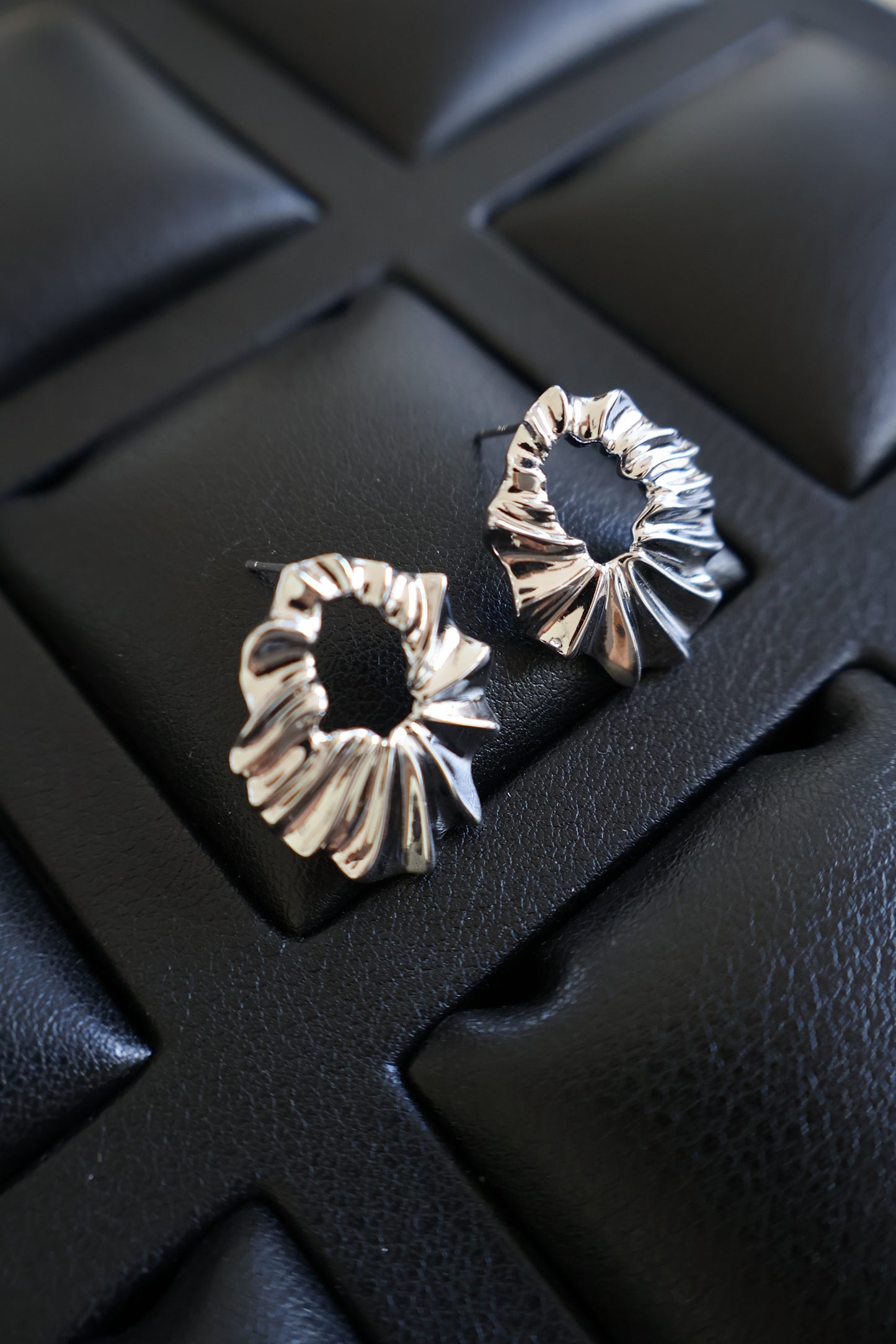 PLEAT HOOPS